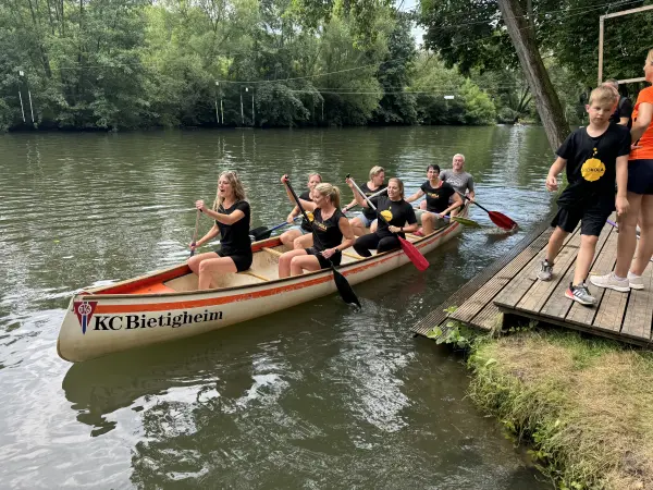 Das Frauenteam im Kanadier am Steg, bereit zum Start