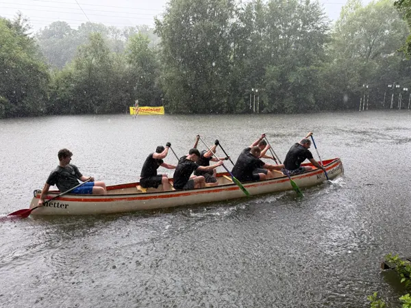 Die Mannschaft im Boot »Metter« legt sich im Regen in die Paddel