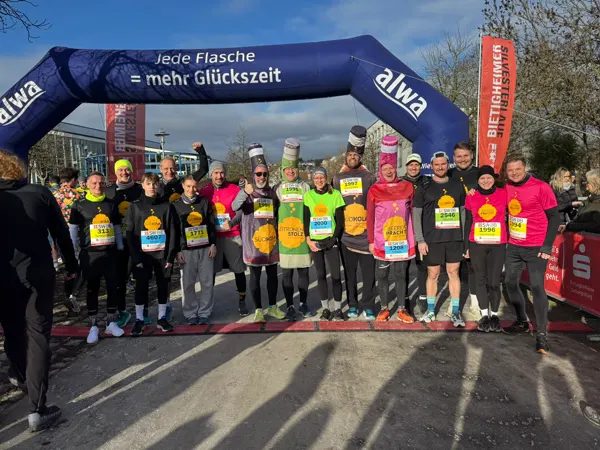 Das SÜDKOLA-Team vor dem Startbogen, mittendrin Läufer in SÜDKOLA-, ZITRONENSTOLZ- und BEERENPRACHT-Flaschenkostümen