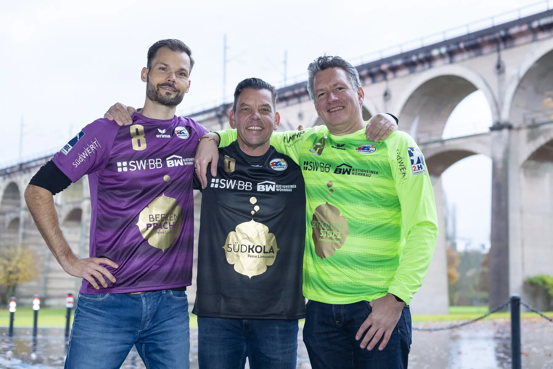 Armin, Timo und Tobias in Sorten-Trikots vor dem Bietigheimer Viadukt